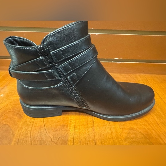 Yuu Black Ankle Booties with Straps - Picture 5 of 13